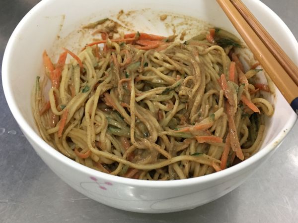 拌勻。濃厚的蒜味芝麻醬，還有好多的蔬菜，好滿足喔！超快的料理，食材簡單，肚子餓很快就能煮好囉！