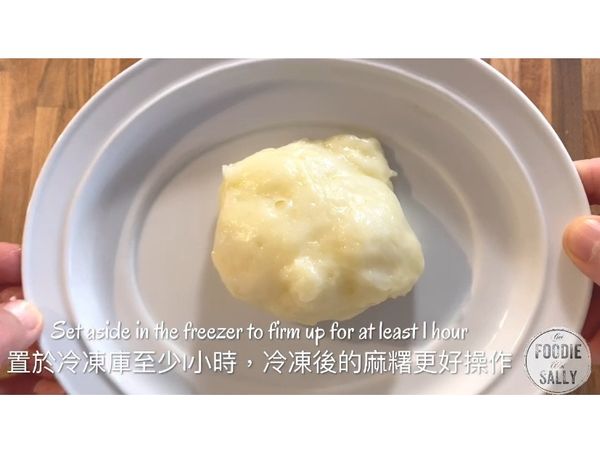 首先先制作麻糬。
將所有麻糬的食材（除奶油外）放入可微波的碗裡，在微波爐先微波1分鐘，取出後稍微攪拌，再放回微波爐微波30秒。
取出後加入奶油，攪拌均勻，直到奶油與麻糬充分融合。
放入冷凍櫃備用（至少1小時），冷凍後的麻糬稍後會比較好操作。