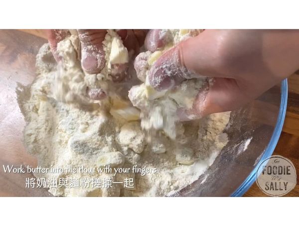 現在要來製作油皮部分：
首先，先將中筋麵粉與奶粉過篩，加入糖與奶油，再用指尖搓揉的方式將粉料與奶油均勻混合