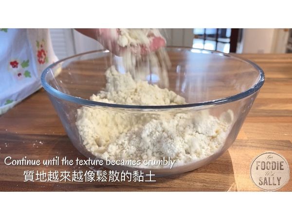 漸漸的會呈現像鬆散的黏土般質地。
此時將水加入，將麵糰與水揉合在一起