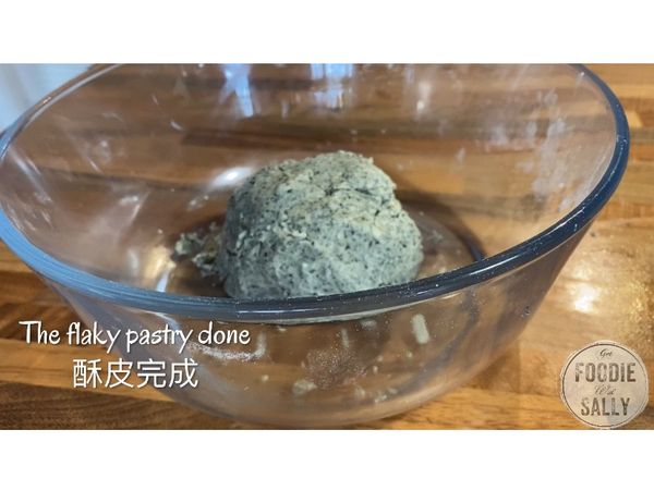 酥皮製作部分：
將麵粉過篩後加入芝麻粉與奶油，一樣用指尖將所有材料搓揉在一起直到變成一個麵糰，酥皮部分即完成