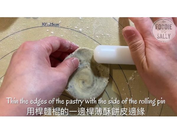 然後再用擀麵棍的邊緣將酥餅皮 桿成外薄中間厚的圓形