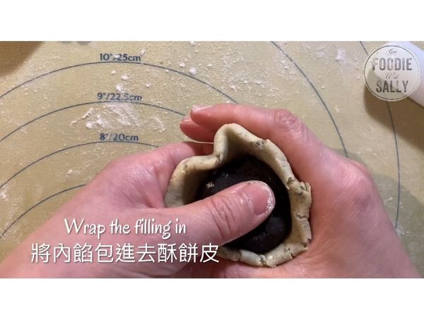 再將芝麻與麻糬的內餡包進去