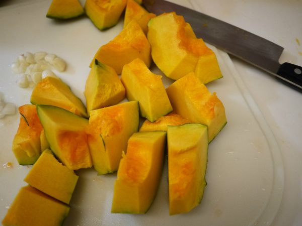 南瓜洗淨去籽後切小塊備用
