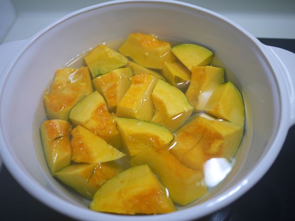 要使每顆都均勻受熱,如照片皮在下平放在鍋中
冷水加入不要超過南瓜表面,加入調物料開大火