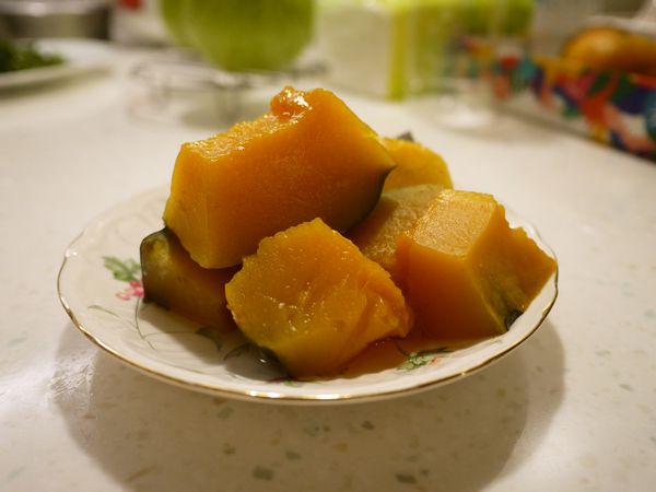 煮沸之後轉小火繼續燉煮15分鐘後關火
不打開鍋蓋讓熱氣繼續軟化南瓜就可上桌囉~