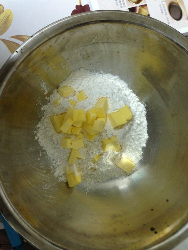 [鹹派皮]烤箱預熱220度
麵粉跟鹽巴秤好放入大盆裡面，奶油切丁後放進去(不用退冰)