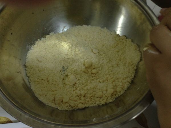 [鹹派皮]先用刮刀用切的方式把奶油切碎，再來可以開始用手把奶油跟麵粉揉成一顆一顆的粉粒