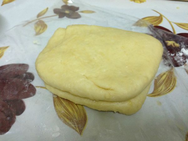 [鹹派皮]再來加入液態的水跟蛋加進去，由下往上翻動，以壓的方式把派皮成團，放到冰箱鬆弛30分鐘後，取一張烤盤紙，灑上些許麵粉把派皮桿得比派盤還多3公分以上。放到派盤裡，壓好再拿叉子插幾個洞
舖上剛剛桿皮用的烤紙，上面放烘焙石或豆類等可以壓住的東西
用220度烤約10-15分鐘