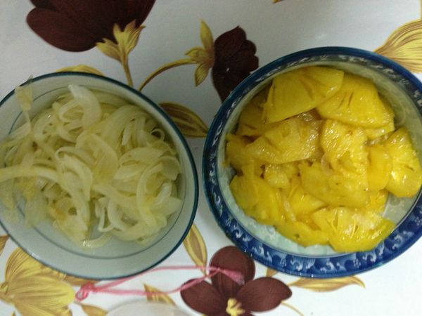 [餡料]炒鍋裡面加少許的無鹽奶油，分別把洋蔥和鳳梨炒軟
把鳳梨出的水瀝乾後備用