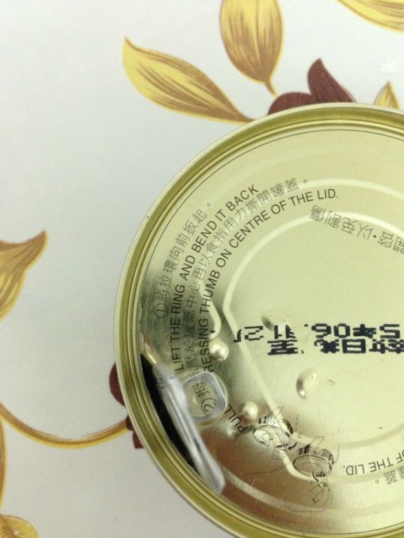 [餡料]鮪魚罐頭先開個小洞，輕輕壓下把裡面的水倒出來