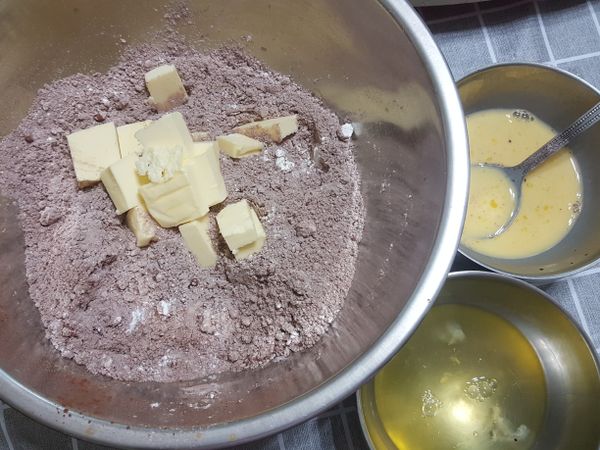 派皮:
所有粉類拌勻，加入切塊冰的無鹽奶油；蛋黃與鮮奶拌勻；蛋白備用。