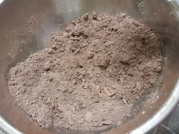 用手把無鹽奶油和粉類搓成沙狀。