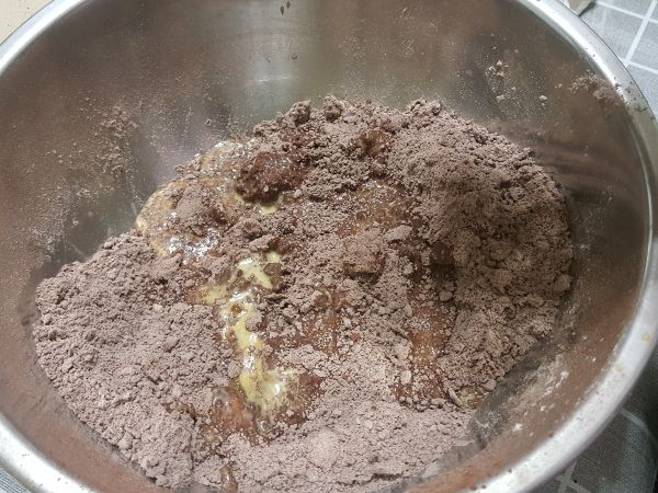 倒入鮮奶蛋黃液。