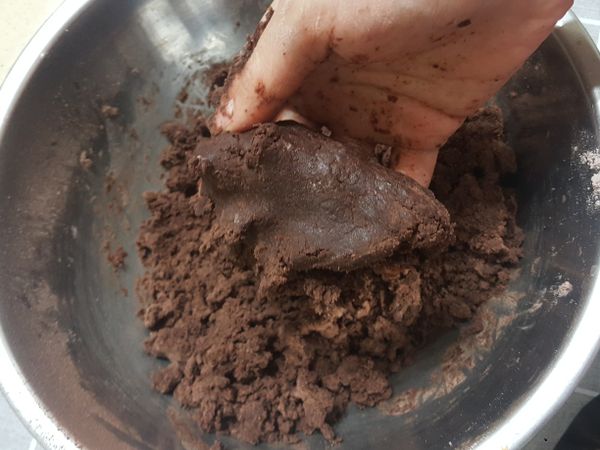 稍微拌一下即可捏成糰狀，勿搓揉過度。
成糰後用保鮮膜包裹，冰入冷凍15分鐘。