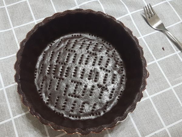 取出麵糰，擀成3mm厚度，鋪上派盤，多出來的派皮切掉，用叉子戳洞，放入冷藏20分鐘。
烤箱預熱170°c，取出冰箱鬆弛好的派，170°c烤20分鐘。