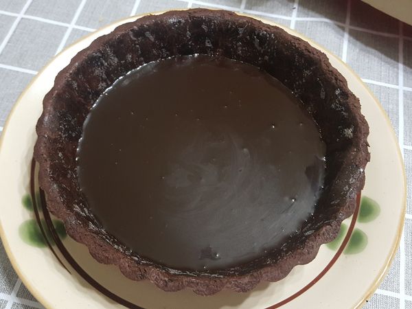生巧克力醬稍微放涼，倒入放涼的派皮中，約一半的位置。