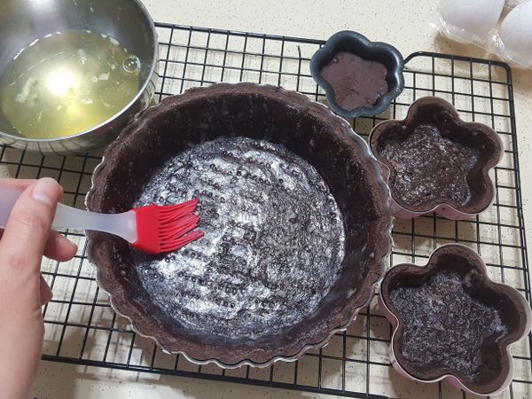 烤好的派刷上兩層蛋白當作防水層，再進入烤箱一樣的溫度烤3-5分鐘（烤乾），取出放涼。