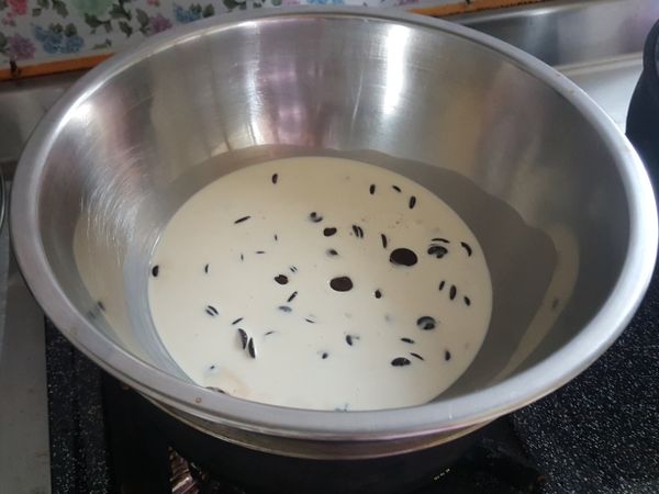 生巧克力醬:
100g鮮奶油+100g苦甜巧克力，隔水加熱至溶解。