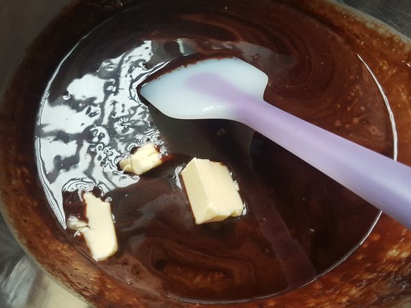 離火加入無鹽奶油拌至溶解。