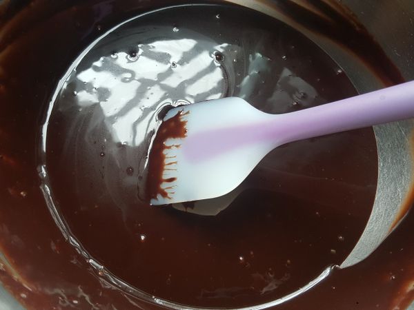 成光滑的生巧克力醬。