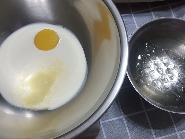 巧克力慕斯醬:
100g鮮奶油+蛋黃+糖；吉利丁片泡冰開水。