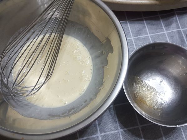 盆內打散；吉利丁片泡軟擠乾水份。