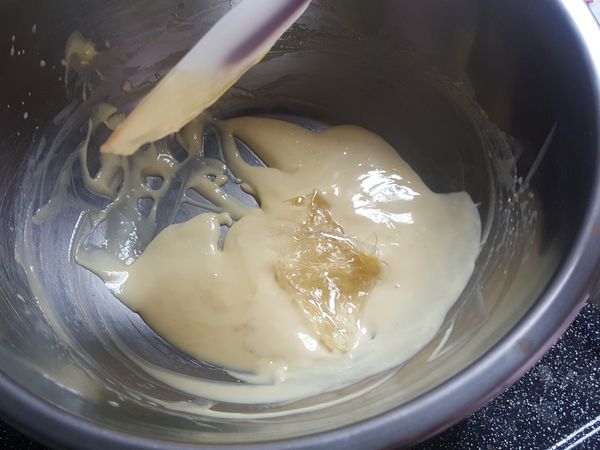 放入泡軟吉利丁片，攪拌均勻，成蛋黃醬。