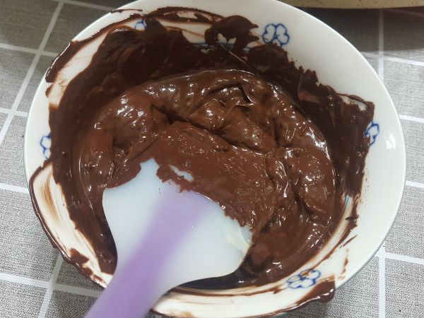 苦甜巧克力用小火微波1分鐘左右，攪拌融化。