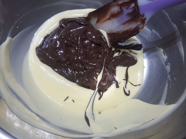 倒入蛋黃醬中，攪拌均勻。