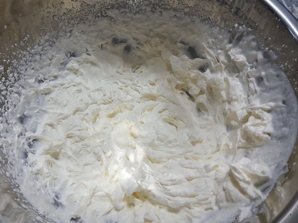 230g鮮奶油打至十分發。