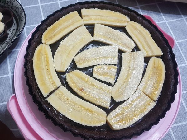 淺派皮放的香蕉有對切一半。