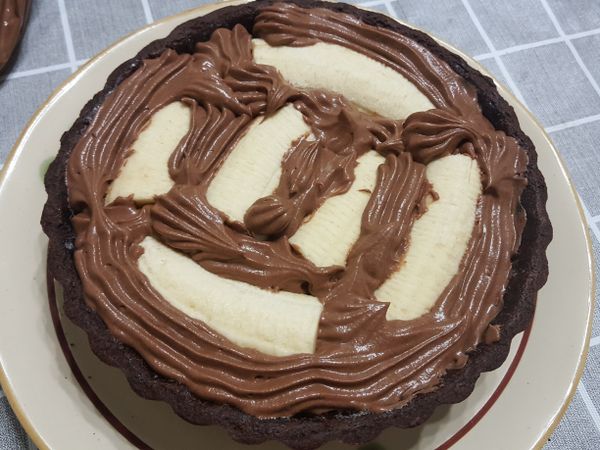 空隙中填入巧克力慕斯。