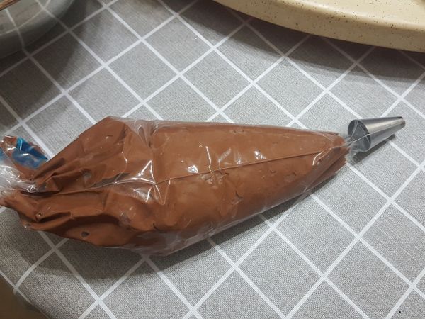 放入花嘴擠花袋。