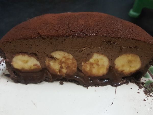 6吋深派盤剖面秀。因為太心急沒有冰夠久生巧克力不夠凝固，有點流心狀。