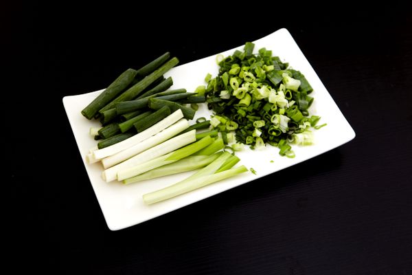 青蔥切段、3條切成蔥花，紅蔥頭切片，蒜頭切碎，老薑切片，辣椒去頭對切，醬油、醬油膏、香油混合攪拌備用