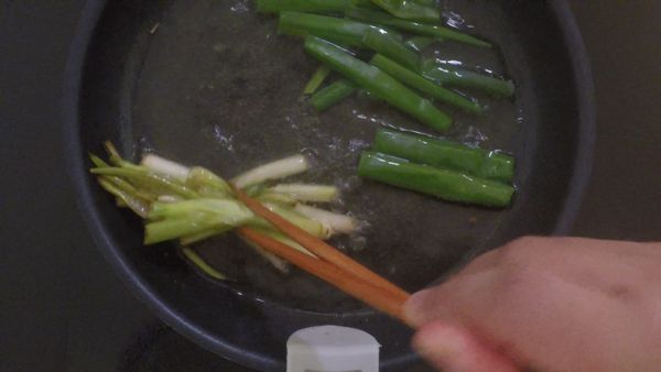 接著下蔥白，煸至金黃色後跟老薑一起取出，在放入蔥綠部分煸到微焦即可取出備用