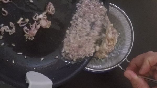 最後放入紅蔥頭及蒜頭煸香至金黃色，拿一空碗放入蔥花及撒上些許鹽，濾網放在碗上將油連同紅蔥頭及蒜頭一起倒入，再將濾網上的紅蔥頭及蒜頭倒在廚房紙上放涼製成油蔥酥