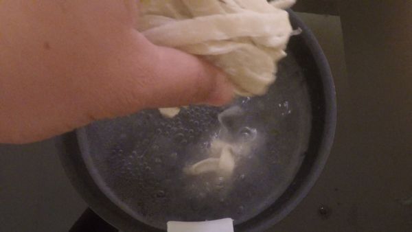 換深鍋煮水下麵，等麵好同時間在剛剛的蔥油裡放入香油提味，麵好後取出盛碗