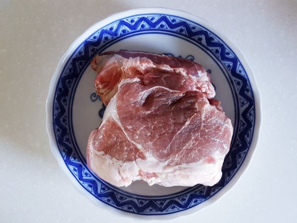 取一塊1斤重（或700g）頰心肉，置放於淺盤。