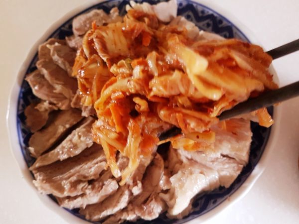 5.搭配綠色生菜與韓式辣椒醬或豆瓣醬以生菜包裹著泡菜和肉就是道地的韓式菜包肉。