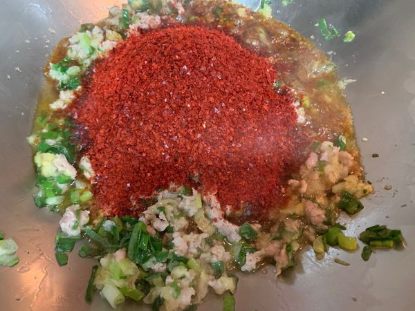 加入醬油、砂糖、韓國粗辣椒粉，炒到略顯乾、有黏著感。