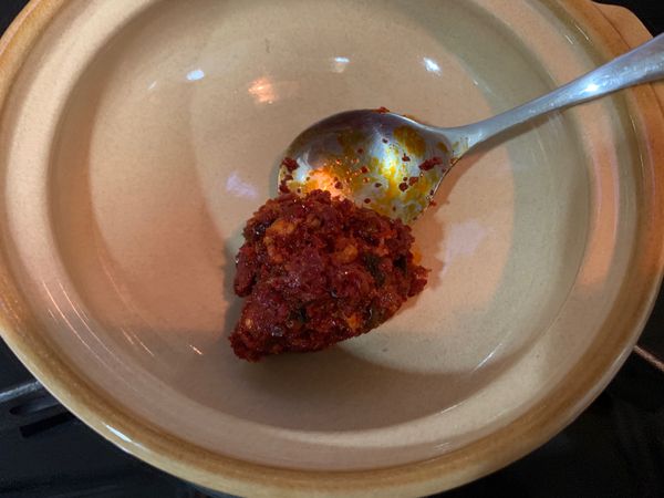 最愛清冰箱料理了～看家裡冰箱有什麼就加什麼～

高湯500cc、嫩豆腐醬料1大匙，嫩豆腐半盒、肉片、菇菇、蛋...
煮滾就是美味的韓式嫩豆腐鍋囉😋