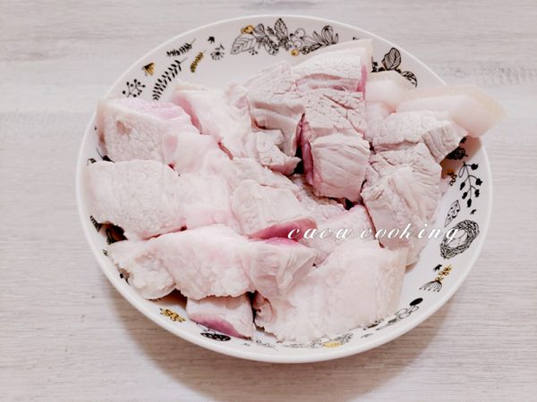 煮一鍋滾水，將五花肉汆燙約5分鐘後瀝起，切成適當大小。