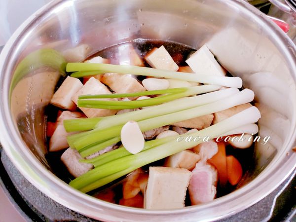 使用電子壓力鍋，將所有食材及滷汁加入，再加入冷開水蓋住食材的量，用燉肉的模式，時間設定25分鐘。