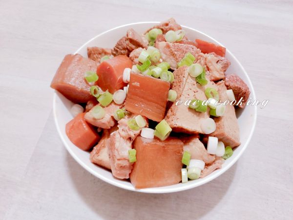 盛盤後撒上蔥花就可以美味上桌囉。