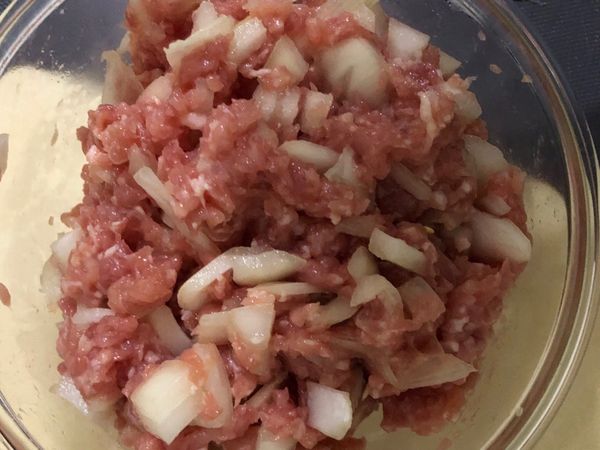 洋蔥切丁
加入雞蛋、鹽巴、香油與絞肉拌勻