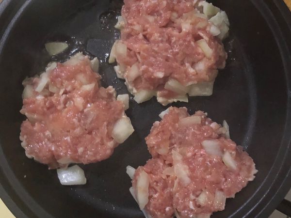 將適量肉餅放入鍋中煎至金黃