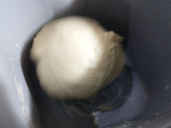 除了無鹽奶油全部材料投入攪拌鋼至麵糰出筋