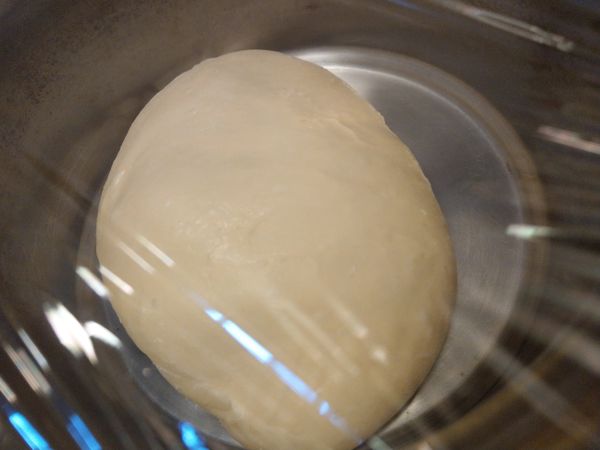 投入固體奶油４０g續打至薄膜，取出蓋保鮮膜發酵60分